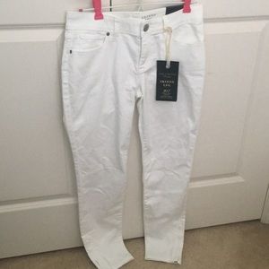 New w/ tag Limited size 6 R white skinny jeans